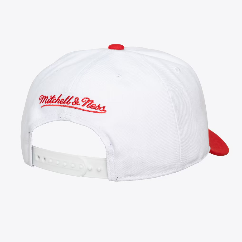 Chicago Bulls White/Red Hardwood Classics Team Two-Tone 2.0 Pro Crown Snapback