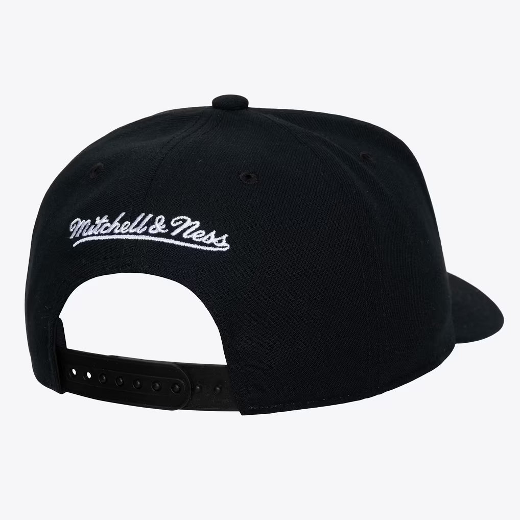 Chicago Bulls White/Black Hardwood Classics Legendary Away Pro Pinch Snapback Hat